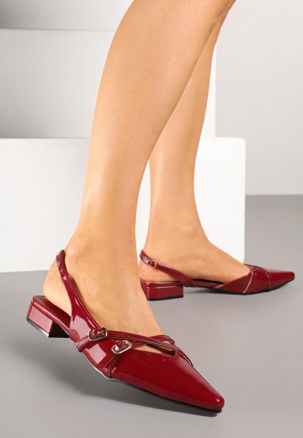 Renee - Bordowo-Czerwone Sandały Slingback z Ozdobnymi Paskami ze Sprzączkami Teniora. Okazja: na co dzień, na spotkanie biznesowe. Zapięcie: pasek. Kolor: czerwony. Styl: klasyczny, biznesowy, casual