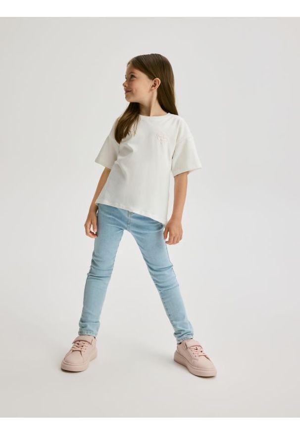 Reserved - Jeansy slim fit z guzikiem w serce - niebieski. Kolor: niebieski
