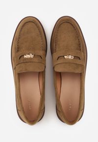 Renee - Zielone Mokasyny VICES ze Skórzaną Wkładką i Metaliczną Ozdobą Sereisana. Nosek buta: okrągły. Kolor: beżowy. Materiał: skóra. Wzór: aplikacja. Obcas: na obcasie. Wysokość obcasa: niski #7