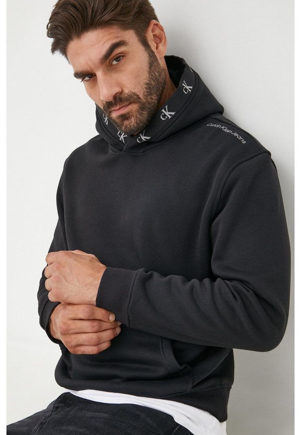 Calvin Klein Jeans bluza męska kolor czarny z kapturem gładka. Typ kołnierza: kaptur. Kolor: czarny. Wzór: gładki