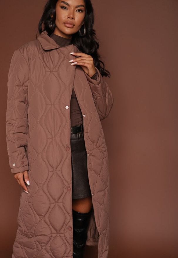Renee - Brązowy Długi Płaszcz Kurtka Ozdobiona Pikowaniem Hamid. Kolor: brązowy. Długość: długie. Wzór: aplikacja