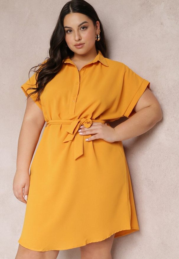 Renee - Żółta Sukienka Koszulowa Wiązana w Pasie z Krótkimi Rękawami Wellwood. Kolekcja: plus size. Kolor: żółty. Materiał: tkanina. Długość rękawa: krótki rękaw. Wzór: gładki. Sezon: lato, wiosna. Typ sukienki: koszulowe. Długość: midi