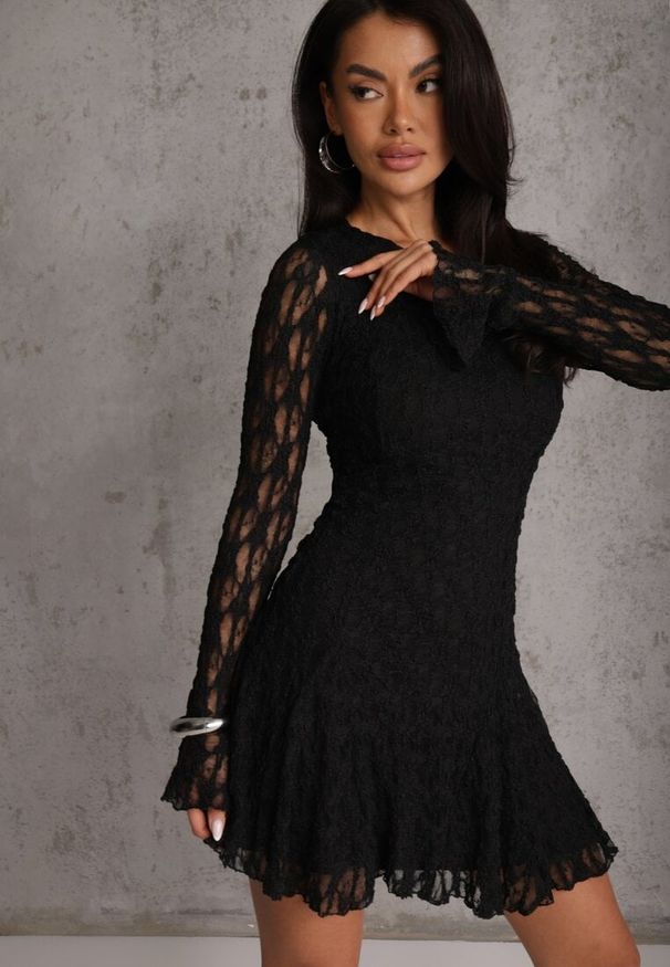 Renee - Czarna Sukienka z Koronki Ozdobiona Rozkloszowanymi Rękawami Cinalata. Kolor: czarny. Materiał: koronka. Wzór: aplikacja, koronka. Typ sukienki: rozkloszowane. Styl: elegancki, klasyczny
