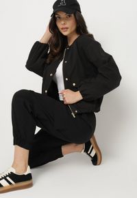 Born2be - Czarna Kurtka Koszulowa Bomberka na Napy Ronieva. Okazja: na co dzień. Kolor: czarny. Materiał: jeans. Styl: casual, elegancki #3
