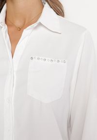 Born2be - Biała Koszula z Kieszeniami w Cyrkonie Atecanta. Kolor: biały. Materiał: tkanina. Długość rękawa: długi rękaw. Długość: długie. Wzór: aplikacja, gładki #3