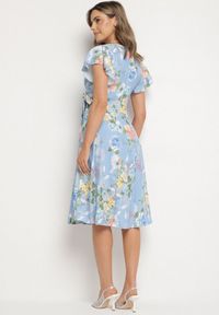 Born2be - Jasnoniebieska Kwiatowa Sukienka z Kopertowym Dekoltem Atorina. Okazja: do pracy, na co dzień, na spotkanie biznesowe. Typ kołnierza: dekolt kopertowy. Kolor: niebieski. Wzór: kwiaty. Typ sukienki: kopertowe. Styl: casual, biznesowy #5