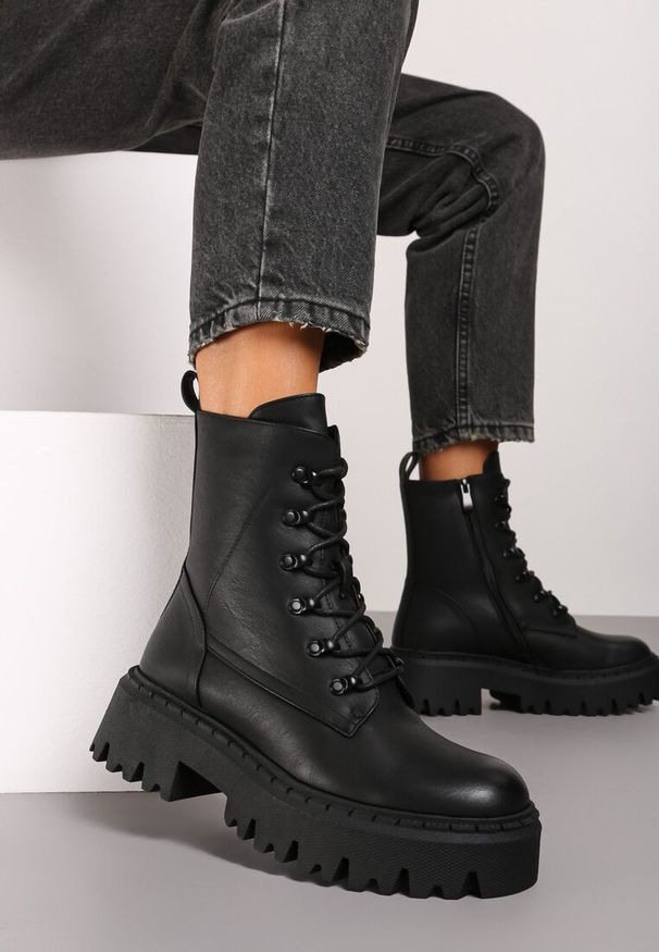Renee - Czarne Sznurowane Botki Typu Worker na Masywnej Podeszwie Veranda. Okazja: na co dzień. Kolor: czarny. Materiał: jeans, skóra. Styl: casual