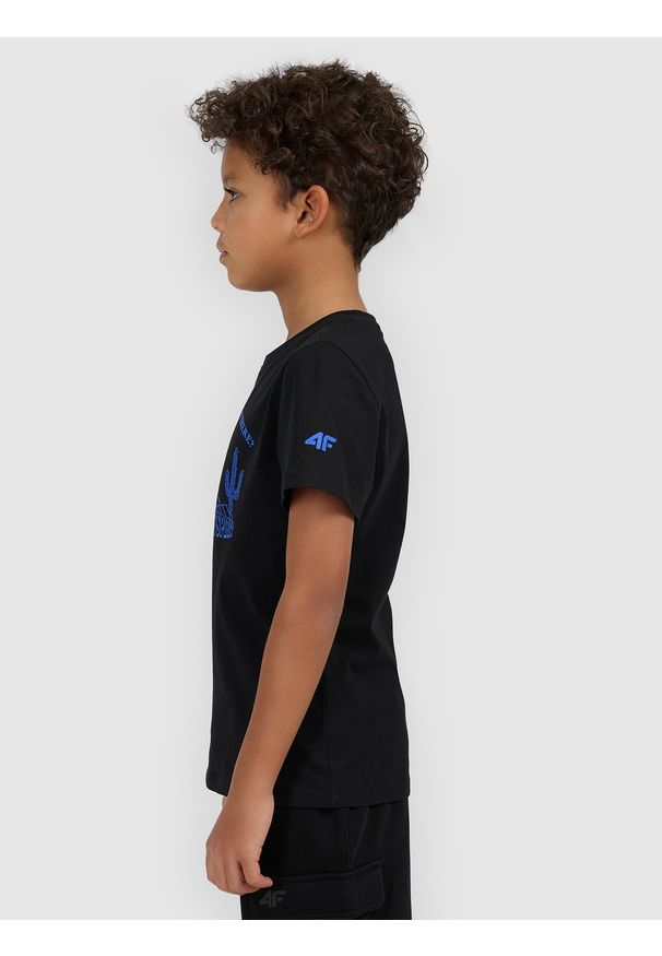 4f - 4F T-shirt regular z nadrukiem chłopięcy - czarny 122 (6-7 lat). Okazja: na uczelnię, na co dzień. Kolor: czarny. Materiał: materiał, bawełna, skóra. Wzór: nadruk. Sezon: lato. Styl: casual