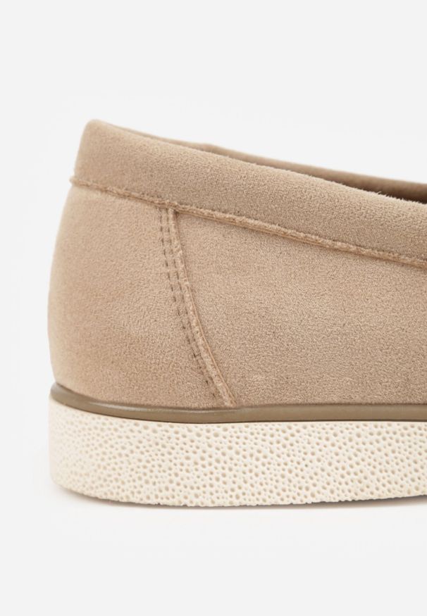 Born2be - Ciemnobeżowe Wsuwane Półbuty Mokasyny z Imitacji Zamszu Bagena. Okazja: na co dzień, na spotkanie biznesowe, do pracy. Zapięcie: bez zapięcia. Kolor: beżowy. Materiał: zamsz. Styl: casual, biznesowy, klasyczny