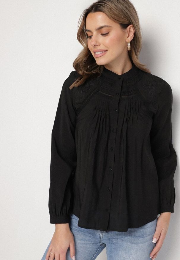Born2be - Czarna Koszula z Ozdobnym Haftem Nanania. Okazja: na co dzień, na spacer. Kolor: czarny. Materiał: jeans. Wzór: haft. Styl: elegancki, casual