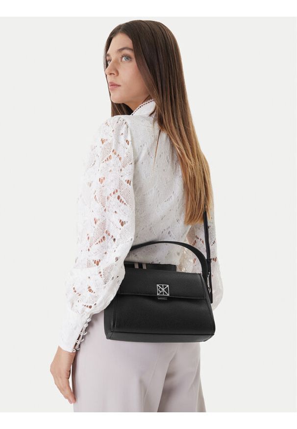 Calvin Klein Torebka Emblem Hw Pebble Shoulder Bag 25 LV04F3425G Czarny. Kolor: czarny. Materiał: skórzane