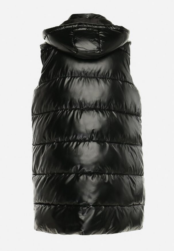 Born2be - Czarna Długa Kamizelka Pikowana z Kapturem Agelie. Typ kołnierza: kaptur. Kolor: czarny. Długość: długie. Wzór: aplikacja