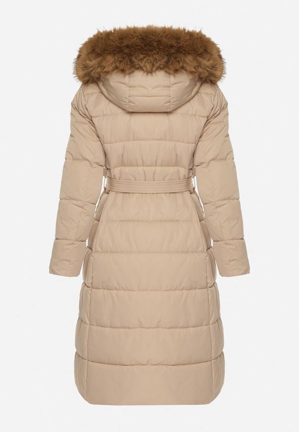 Born2be - Beżowa Długa Kurtka Pikowana z Kapturem z Futerkiem i Paskiem w Talii Avesiia. Okazja: do pracy, na spotkanie biznesowe. Typ kołnierza: kaptur. Kolor: beżowy. Materiał: futro. Długość: długie. Styl: biznesowy