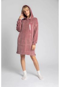 Sukienki.shop - Welurowa sukienka kangurka z kapturem bawełniana pudrowy róż. Okazja: na co dzień. Typ kołnierza: kaptur. Kolor: różowy. Materiał: bawełna, welur. Długość rękawa: długi rękaw. Wzór: haft. Typ sukienki: sportowe. Styl: casual, klasyczny, sportowy #1