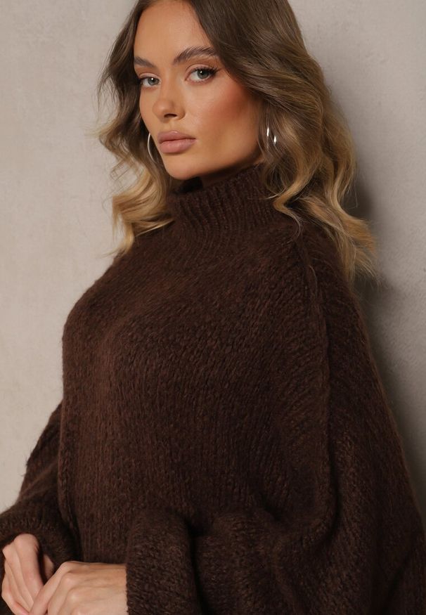 Renee - Brązowy Golf Oversize z Wełną z Opadającą Linią Ramion Lilirea. Okazja: na co dzień. Typ kołnierza: golf. Kolor: brązowy. Materiał: wełna. Styl: elegancki, casual