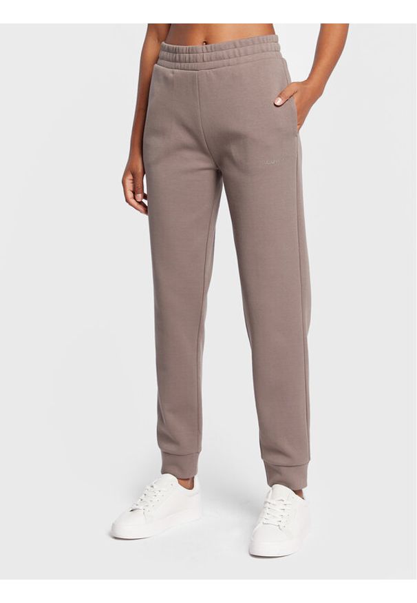 Calvin Klein Spodnie dresowe Micro Logo Essential K20K204424 Brązowy Regular Fit. Kolor: brązowy. Materiał: bawełna