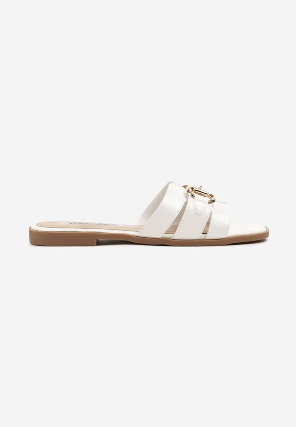 Born2be - Białe Klapki z Ozdobną Klamrą Nusorin. Okazja: na co dzień. Kolor: biały. Sezon: lato. Obcas: na płaskiej podeszwie. Styl: glamour, elegancki, casual