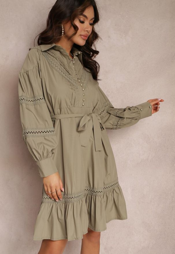Renee - Ciemnozielona Koszulowa Sukienka z Perłowymi Guzikami i Koronkowymi Wstawkami Shyanne. Kolor: zielony. Materiał: koronka. Typ sukienki: koszulowe. Styl: vintage. Długość: midi