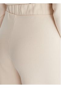 Guess Spodnie dresowe V6RB03 KD761 Kremowy Wide Leg. Kolor: kremowy. Materiał: bawełna #3