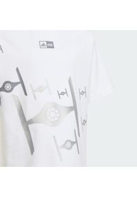 Adidas - Koszulka adidas x Star Wars Z.N.E.. Kolor: biały. Wzór: motyw z bajki. Sport: joga i pilates