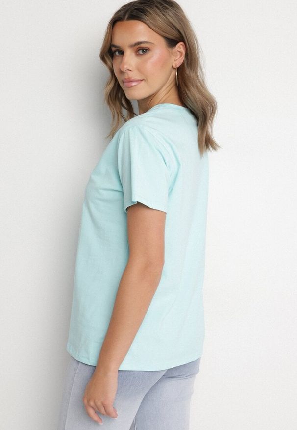Born2be - Jasnoniebieski T-shirt z Bawełny Ozdobiony Napisem i Cyrkoniami Olireth. Okazja: na co dzień. Kolor: niebieski. Materiał: bawełna. Wzór: aplikacja, napisy. Styl: casual, elegancki