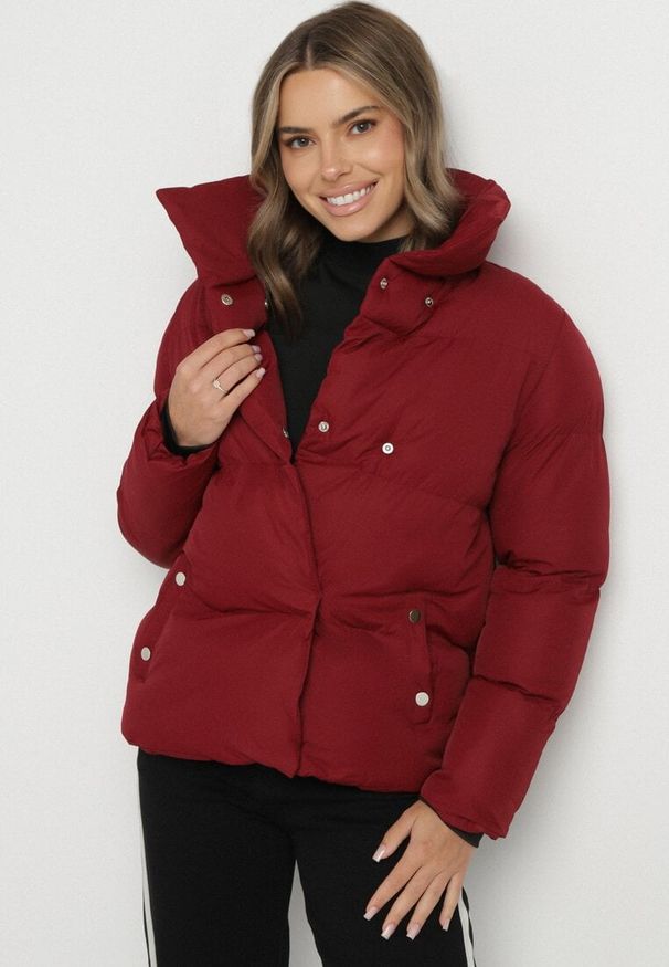Born2be - Bordowa Kurtka Pikowana z Kołnierzem Beatsarda. Kolor: czerwony. Długość rękawa: długi rękaw. Długość: długie. Wzór: aplikacja