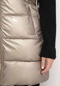 Born2be - Złota Pikowana Kamizelka Przejściowa z Kapturem i Kieszeniami Lentira. Okazja: na co dzień. Typ kołnierza: kaptur. Kolor: złoty. Materiał: jeans. Styl: casual, klasyczny #2