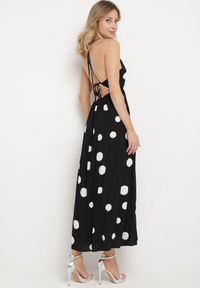 Born2be - Czarna Rozkloszowana Sukienka z Wiskozy Wiązana na Szyi i Plecach z Gumką w Pasie Jessmarie. Okazja: na co dzień. Kolor: czarny. Materiał: wiskoza. Styl: casual #6