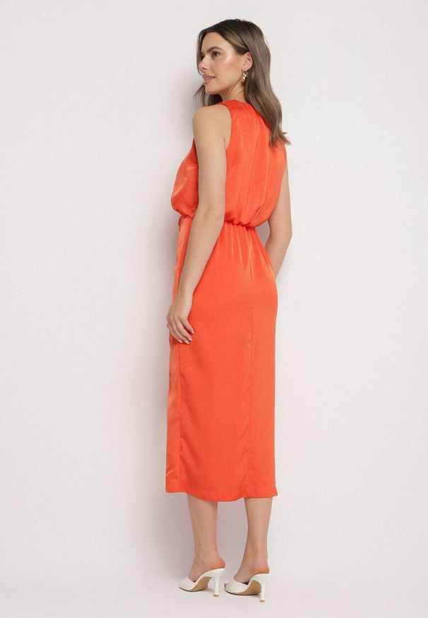 Born2be - Pomarańczowa Taliowana Sukienka Ozdobiona Marszczeniem Rindessa. Okazja: do pracy, na spotkanie biznesowe. Kolor: pomarańczowy. Wzór: aplikacja. Styl: biznesowy, klasyczny