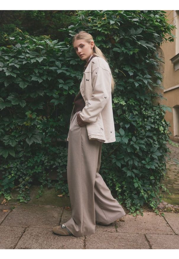 Reserved - Szerokie spodnie w paski - beżowy. Kolor: beżowy. Materiał: wiskoza, tkanina. Wzór: paski