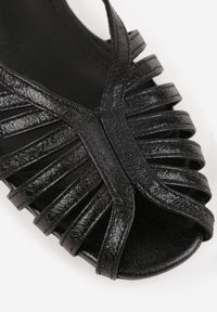 Renee - Czarne Sandały Peep Toe VICES na Płaskiej Podeszwie z Cienkimi Paseczkami Nadalila. Nosek buta: otwarty. Zapięcie: sprzączka. Kolor: czarny. Materiał: skóra. Sezon: lato. Obcas: na płaskiej podeszwie. Wysokość obcasa: niski #3