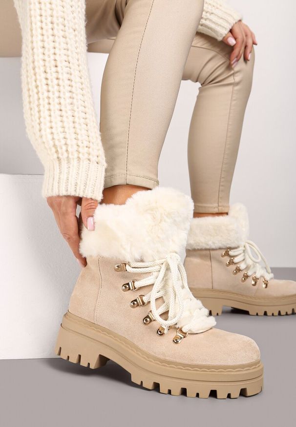 Renee - Beżowe Traperki z Futerkiem na Grubej Podeszwie Tairene. Okazja: na co dzień. Kolor: beżowy. Materiał: futro. Styl: klasyczny, casual
