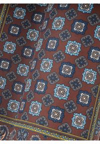 Pako Lorente - PAKO LORENTE - Brązowa poszetka w geometryczny wzór. Kolor: brązowy. Materiał: poliester. Wzór: geometria #2