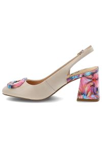 Czółenka damskie S.Barski, slingback ze skóry naturalnej z kolorowym obcasem i ozdobną klamrą z regulowanym paskiem, różowe, LZ61-2010. Okazja: na ślub cywilny, na wesele, na imprezę. Zapięcie: klamry. Kolor: beżowy. Materiał: skóra. Wzór: kolorowy. Obcas: na obcasie. Styl: elegancki. Wysokość obcasa: średni #3