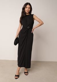 Born2be - Czarna Elegancka Sukienka z Marszczeniami i Drapowaniem o Taliowanym Kroju z Metalowym Akcentem Azaervienne. Okazja: do pracy, na co dzień. Kolor: czarny. Typ sukienki: proste. Styl: elegancki. Długość: maxi #1