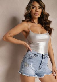 Renee - Niebieskie Szorty z Postrzępionymi Krawędziami i Cyrkoniami Lenluni. Kolor: niebieski. Materiał: jeans. Wzór: aplikacja