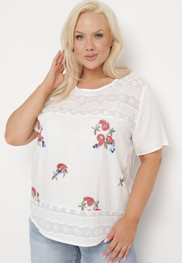 Born2be - Biały T-shirt Bluzka z Krótkim Rękawem z Ozdobnym HaftemTesagia. Kolor: biały. Długość rękawa: krótki rękaw. Długość: krótkie