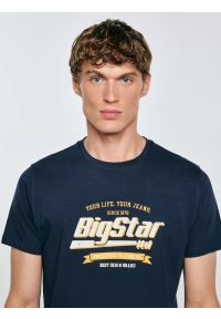 Big-Star - Koszulka męska z nadrukiem granatowa Briss 403. Okazja: na co dzień. Kolor: niebieski. Materiał: jeans, skóra, bawełna. Wzór: nadruk. Styl: vintage, casual, klasyczny #6