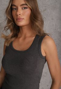 Renee - Szary Wiskozowy Top Dopasowany z Kwadratowym Dekoltem Bez Rękawów Bilincja. Okazja: na co dzień. Typ kołnierza: dekolt kwadratowy. Kolor: szary. Materiał: wiskoza. Długość rękawa: bez rękawów. Styl: casual #4