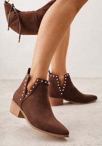 Born2be - Brązowe Ażurowe Botki Vices na Obcasie Ozdobione Wycięciem i Nitami Lilfedi. Okazja: na co dzień, na imprezę. Kolor: brązowy. Materiał: skóra, jeans. Wzór: ażurowy, aplikacja. Sezon: zima, jesień. Obcas: na obcasie. Styl: casual, wizytowy. Wysokość obcasa: średni #1