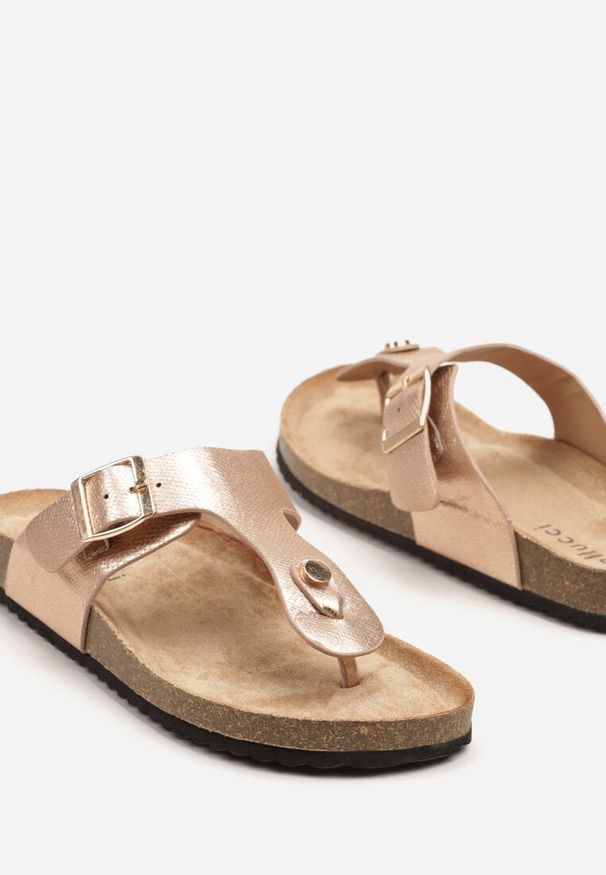 Born2be - Szampańskie Japonki na Korkowej Grubej Podeszwie z Klamrą Florsemi. Okazja: na co dzień. Kolor: złoty. Materiał: jeans. Styl: casual