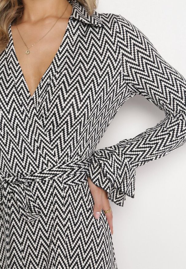 Born2be - Biało-Czarna Sukienka Kopertowa z Falbanką Varialus. Okazja: do pracy, na co dzień. Kolor: biały. Materiał: materiał, dzianina. Długość rękawa: długi rękaw. Wzór: aplikacja. Typ sukienki: kopertowe. Styl: casual. Długość: maxi