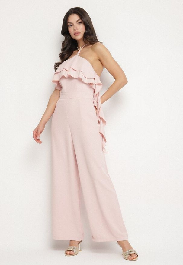 Born2be - Różowy Kombinezon Wiązany na Szyi z Metaliczną Ozdobą Tilindra. Kolor: różowy. Długość: długie. Wzór: aplikacja. Styl: elegancki, klasyczny