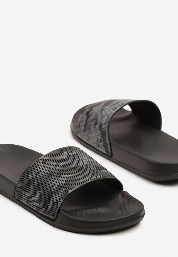 Born2be - Czarne Klapki ze Wzorem Moro Ivelio. Okazja: na co dzień. Kolor: czarny. Materiał: jeans. Wzór: moro. Styl: casual