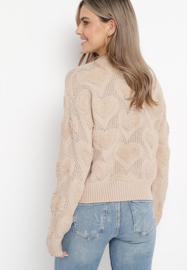 Born2be - Beżowy Sweter w Serca o Klasycznym Fasonie ze Ściągaczami Biriet. Kolor: beżowy. Materiał: bawełna, wełna. Styl: klasyczny