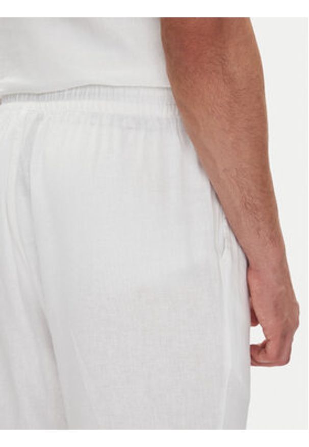 Emporio Armani Spodnie materiałowe EM000586 AF12356 U0002 Biały Regular Fit. Kolor: biały. Materiał: wiskoza