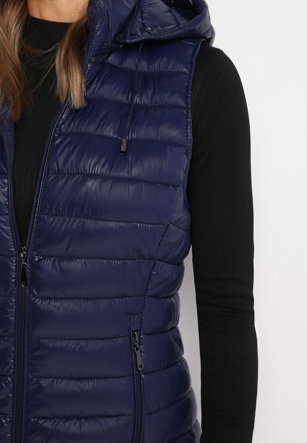 Born2be - Granatowa Klasyczna Pikowana Kamizelka na Suwak z Kapturem Mivora. Okazja: do pracy, na co dzień. Typ kołnierza: kaptur. Kolor: niebieski. Materiał: jeans. Styl: klasyczny