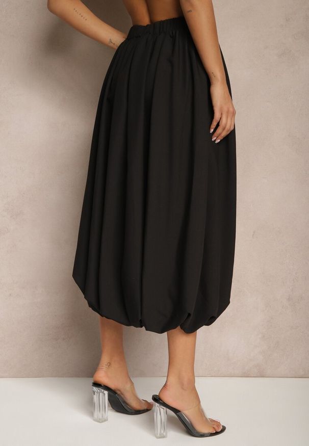 Renee - Czarna Spódnica z Wiskozą o Kroju Bombki Ennavin. Okazja: na co dzień. Kolor: czarny. Materiał: wiskoza. Styl: elegancki, casual