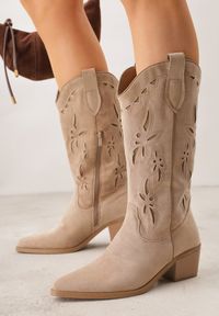Renee - Ciemnobeżowe Ażurowe Botki Kowbojki na Stożku z Imitacji Zamszu Hephiane. Kolor: beżowy. Materiał: zamsz. Wzór: ażurowy. Obcas: na stożku. Styl: boho. Wysokość obcasa: średni #1