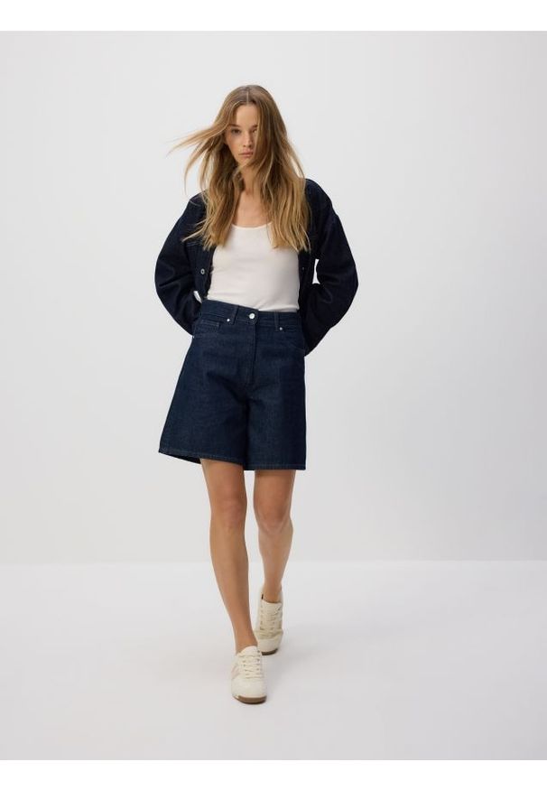 Reserved - Jeansowe bermudy - granatowy. Kolor: niebieski. Materiał: jeans